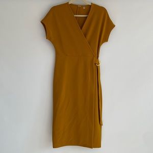 Mustard midi dress with details at the waist